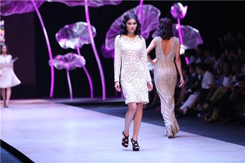 Mâu thủy nguyễn oanh hai nốt nhạc vàng trên sàn catwalk