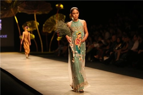 Mâu thủy nguyễn oanh hai nốt nhạc vàng trên sàn catwalk