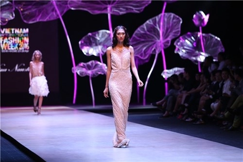 Mâu thủy nguyễn oanh hai nốt nhạc vàng trên sàn catwalk