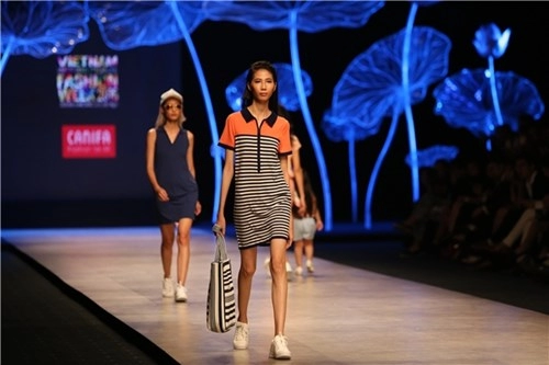 Mâu thủy nguyễn oanh hai nốt nhạc vàng trên sàn catwalk