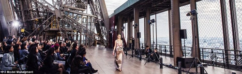 Mẫu việt khiến thế giới xôn xao với sàn catwalk độc nhất vô nhị