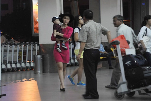 Mẹ con diệp bảo ngọc nổi bật ở sân bay
