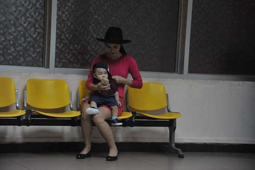 Mẹ con diệp bảo ngọc nổi bật ở sân bay