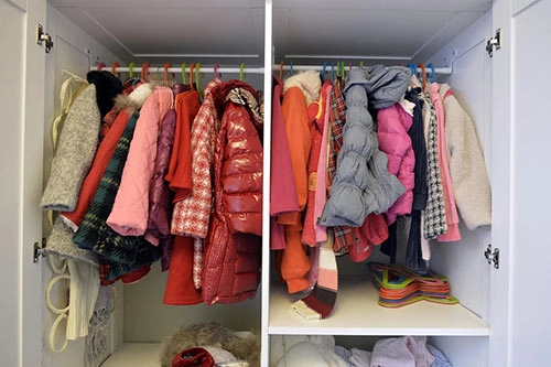 Mẹ hai con tự may hàng trăm bộ quần áo cho con gái