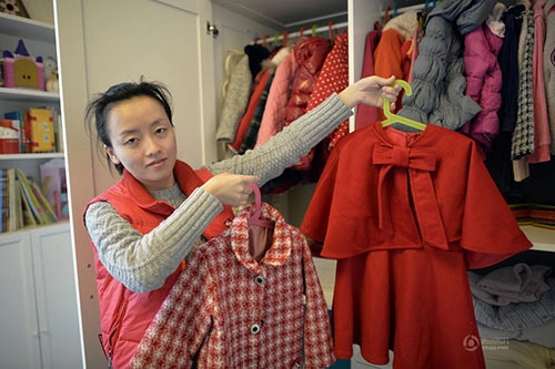 Mẹ hai con tự may hàng trăm bộ quần áo cho con gái