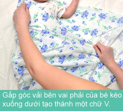 Mẹ khéo quấn tã bé yêu ngủ ngon