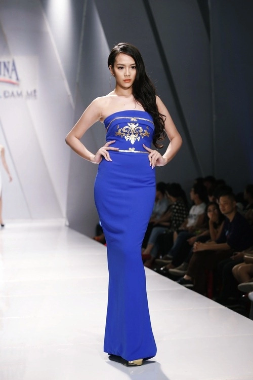 Minh triệu sexy đầy táo bạo trên sàn catwalk