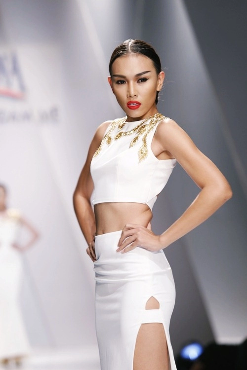 Minh triệu sexy đầy táo bạo trên sàn catwalk