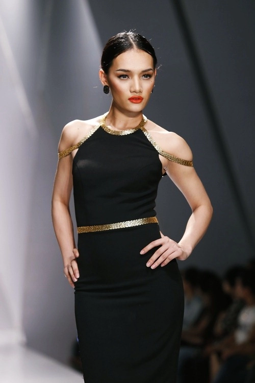 Minh triệu sexy đầy táo bạo trên sàn catwalk