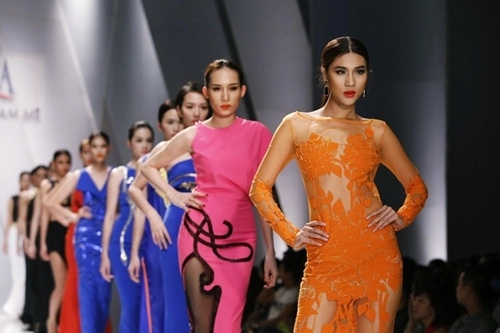 Minh triệu sexy đầy táo bạo trên sàn catwalk