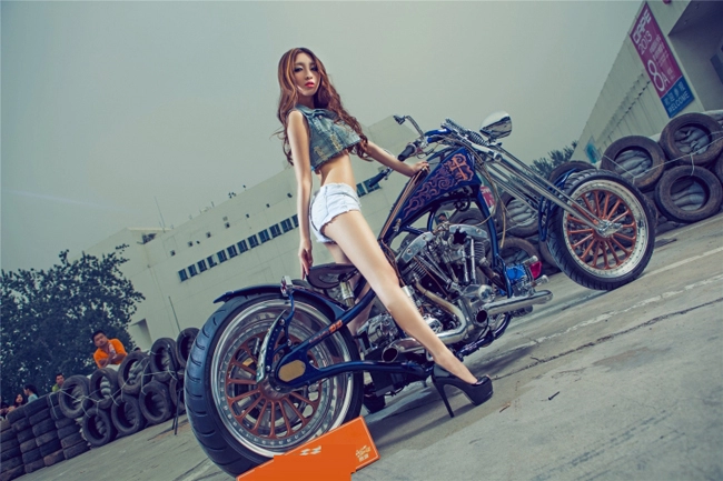 Motor độ đọ dáng cùng sexy girl