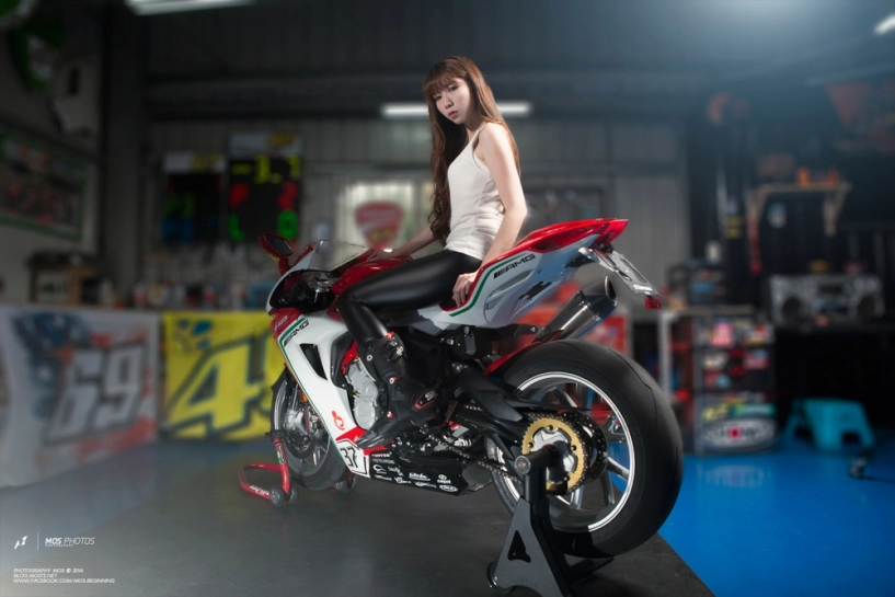 Mv agusta f3 rc mượt từng chi tiết bên chân dài japan