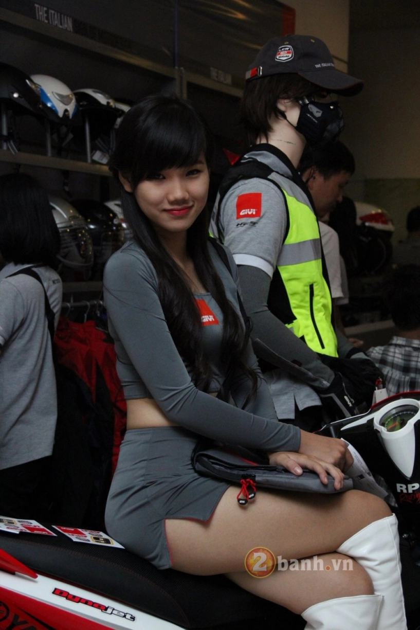 Ngắm gái xinh tại ngày hội siêu môtô