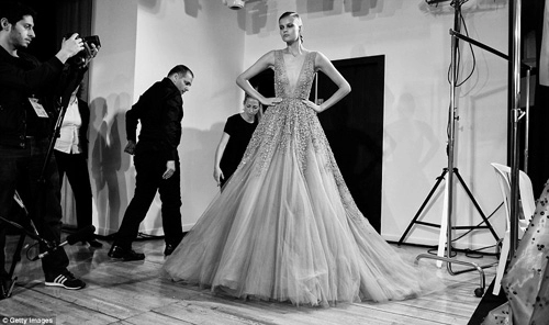 Ngó hậu trường của show diễn elie saab cao cấp