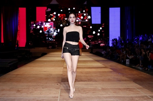 Ngọc trinh trắng muốt tự tin lướt sàn catwalk