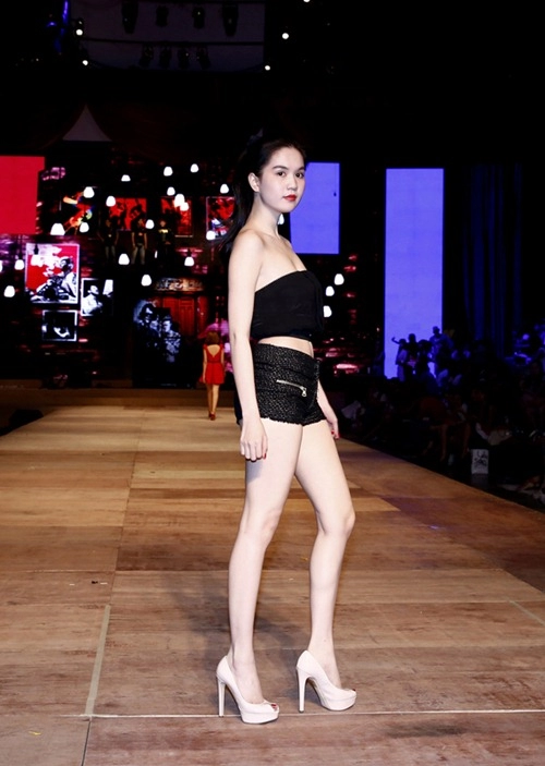 Ngọc trinh trắng muốt tự tin lướt sàn catwalk