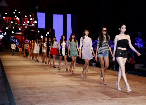 Ngọc trinh trắng muốt tự tin lướt sàn catwalk