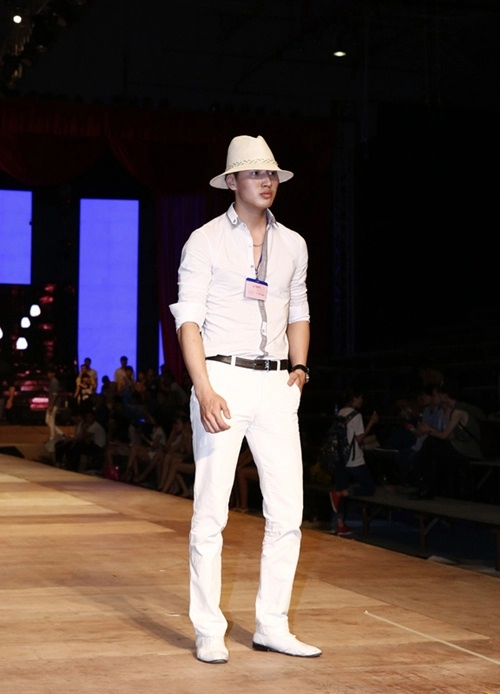 Ngọc trinh trắng muốt tự tin lướt sàn catwalk