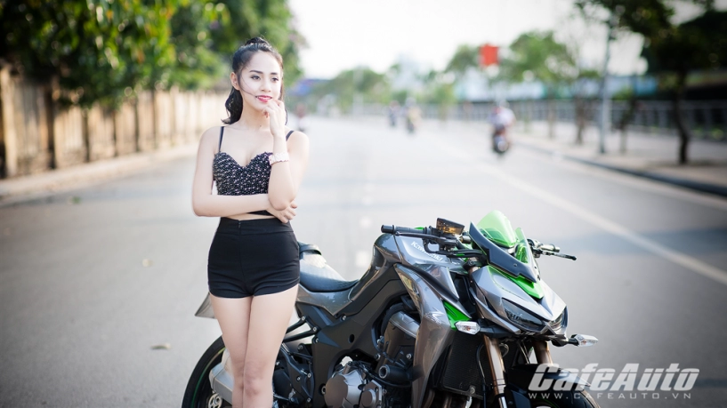 Người đẹp gợi cảm đầy quyến rũ bên kawasaki z1000