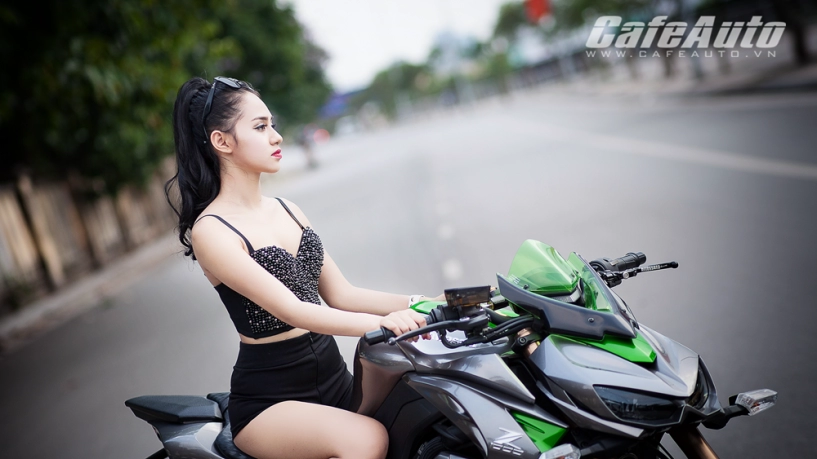 Người đẹp gợi cảm đầy quyến rũ bên kawasaki z1000