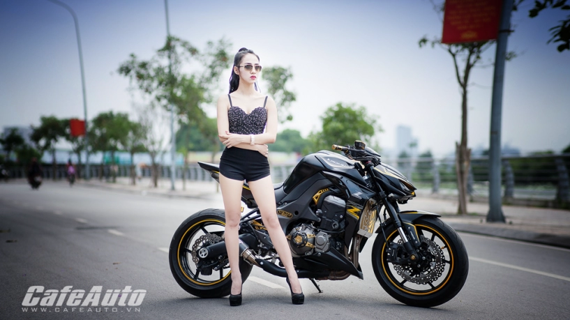 Người đẹp gợi cảm đầy quyến rũ bên kawasaki z1000