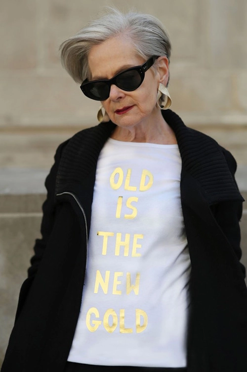 Ngưỡng mộ sự tự tin tuyệt vời của quý bà 60 tuổi