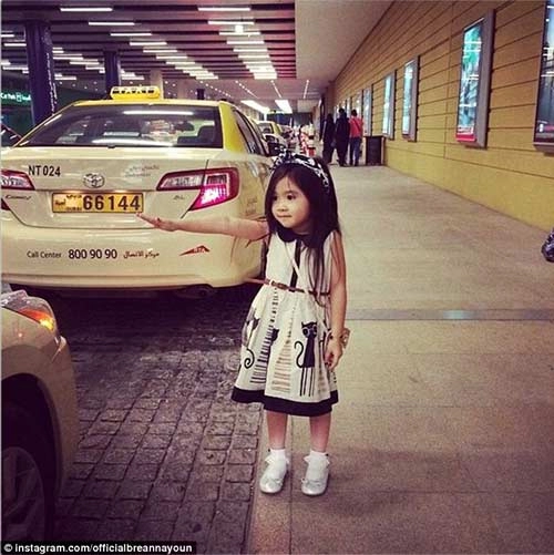 Nhờ fan cô bé 5 tuổi sở hữu hàng chục túi lv và đi xe limo