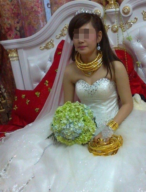 Những cô dâu suýt gẫy cổ vì vàng trong ngày cưới