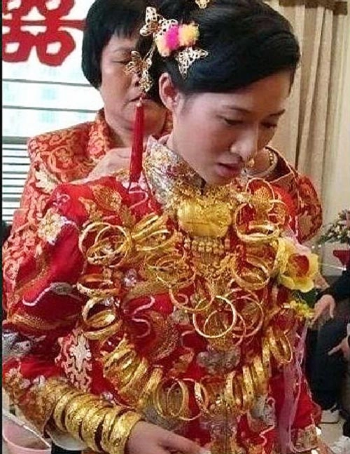 Những cô dâu suýt gẫy cổ vì vàng trong ngày cưới