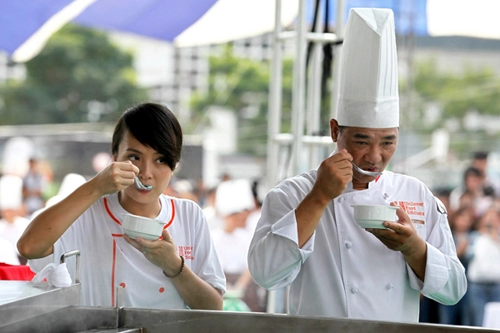 Nồi lẩu khổng lồ xác lập kỷ lục việt nam