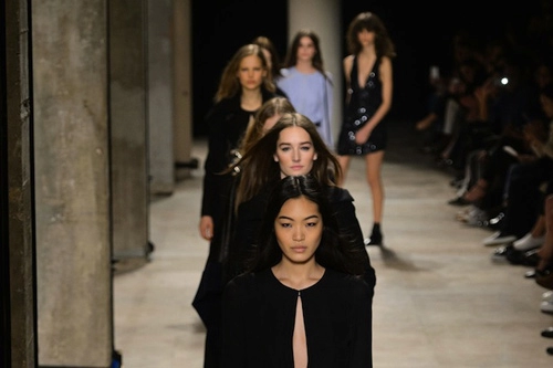 Ntk gốc việt tối giản ấn tượng tại paris fashion week