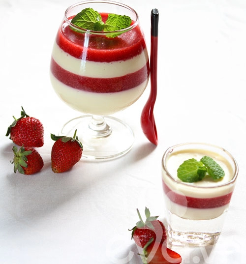 Panna cotta mật ong sốt dâu tây