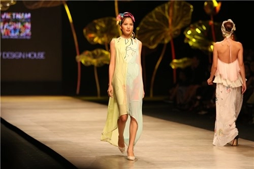 Phan như thảo cùng dàn mẫu nữ vác bụng bầu lên sàn catwalk