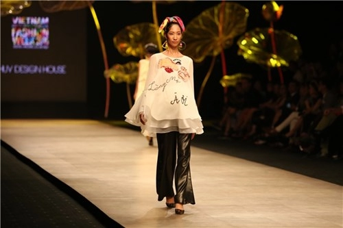 Phan như thảo cùng dàn mẫu nữ vác bụng bầu lên sàn catwalk