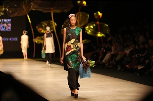 Phan như thảo cùng dàn mẫu nữ vác bụng bầu lên sàn catwalk