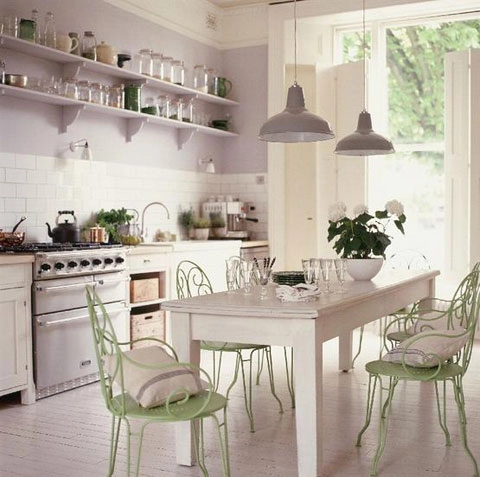 Phòng bếp trang nhã với màu trắng