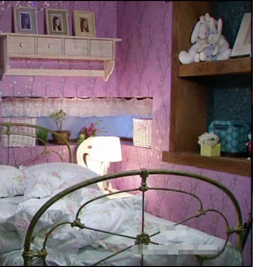 Phòng ngủ teen hồng trong chị kế của lọ lem