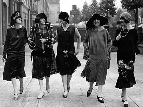 phụ nữ thảnh thơi với thời trang thập niên 20