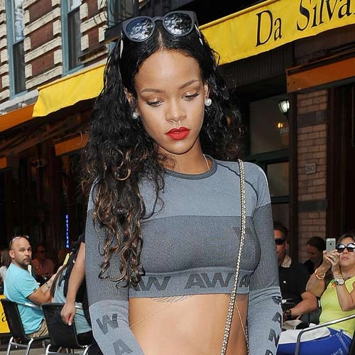 Rihanna bất ngờ mặc đồ h