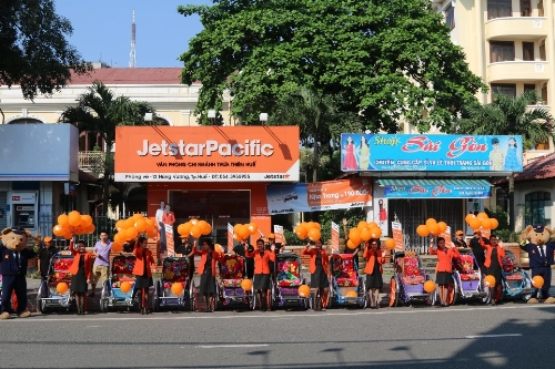 Sắc cam xuống phố mưng festival huê 2016