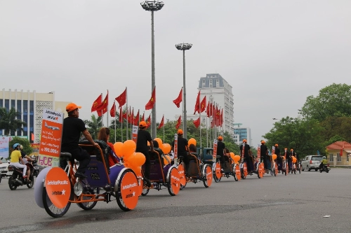 Sắc cam xuống phố mưng festival huê 2016