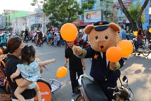 Sắc cam xuống phố mưng festival huê 2016