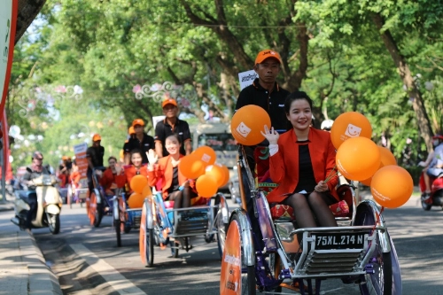 Sắc cam xuống phố mưng festival huê 2016