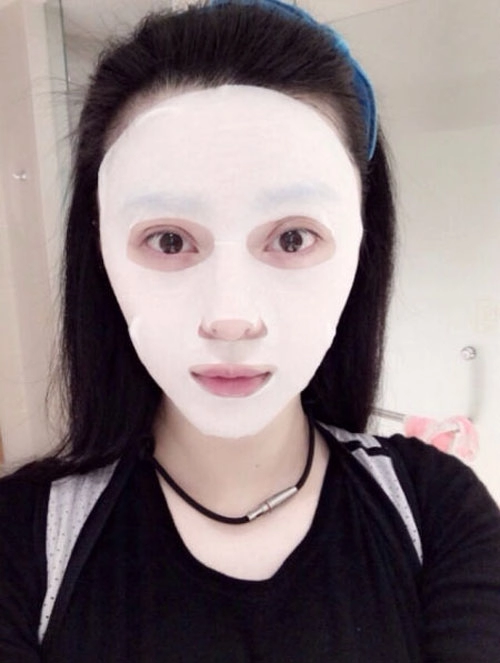 Sao đua nhau đắp mặt nạ rồi chụp ảnh selfie