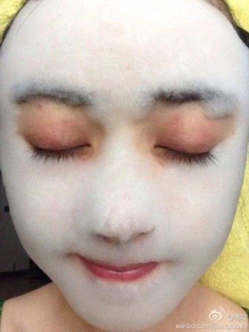 Sao đua nhau đắp mặt nạ rồi chụp ảnh selfie