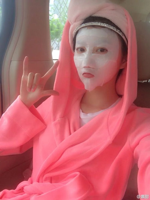 Sao đua nhau đắp mặt nạ rồi chụp ảnh selfie