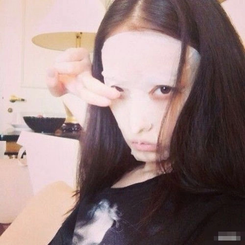 Sao đua nhau đắp mặt nạ rồi chụp ảnh selfie