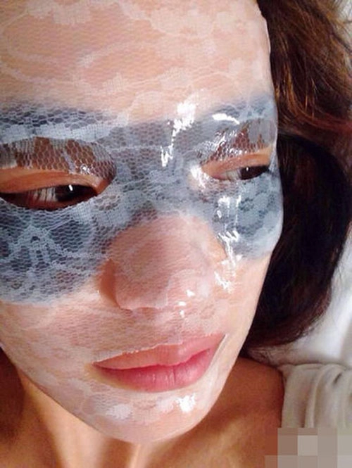 Sao đua nhau đắp mặt nạ rồi chụp ảnh selfie