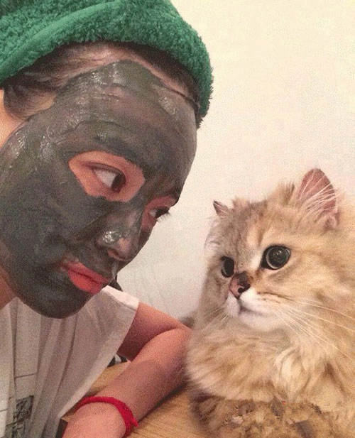 Sao đua nhau đắp mặt nạ rồi chụp ảnh selfie