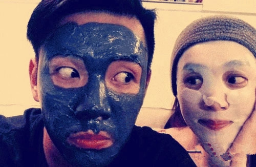 Sao đua nhau đắp mặt nạ rồi chụp ảnh selfie